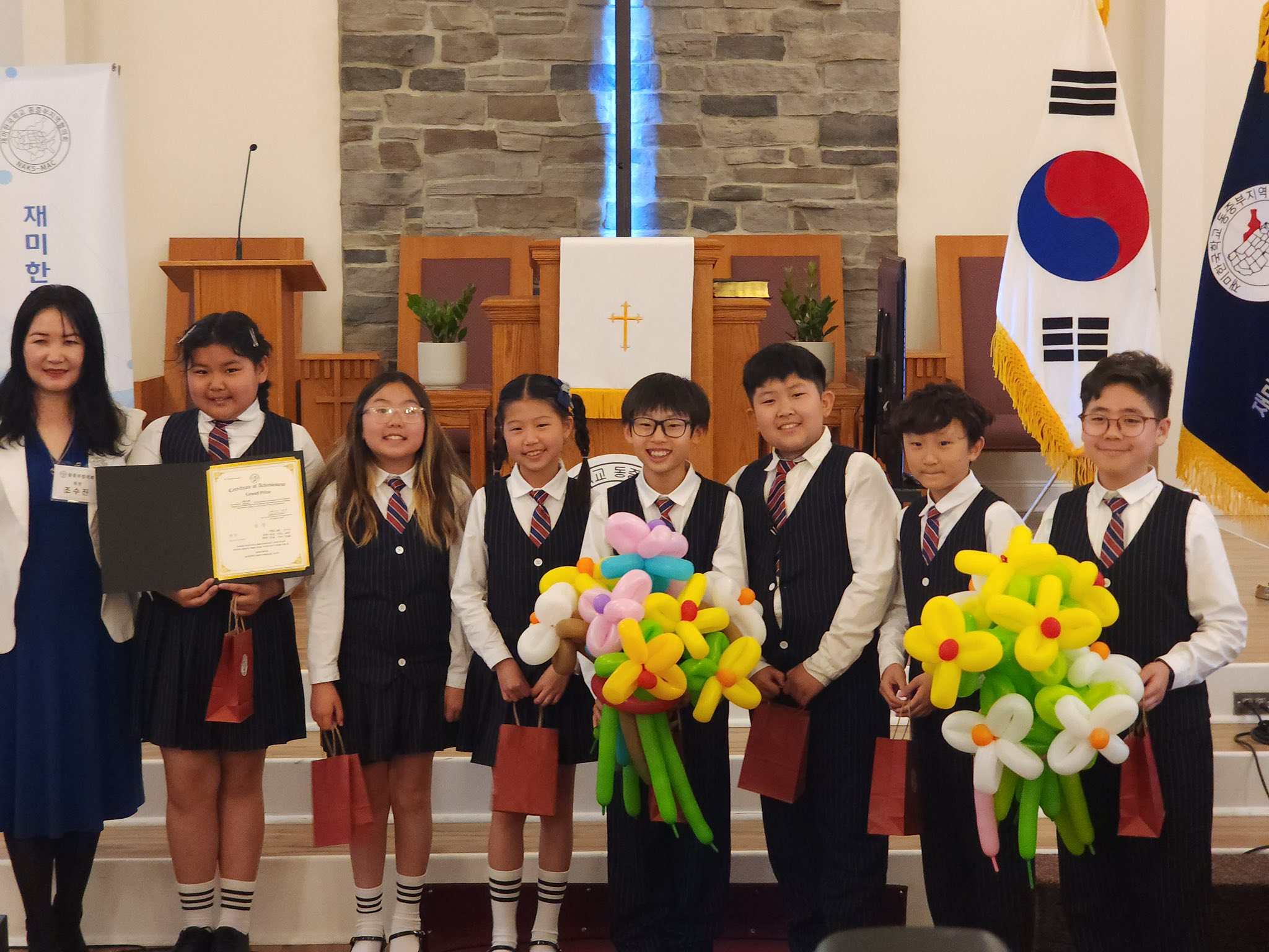 동요부르기대회 대상 수상한 기쁨의교회 한국학교 김사랑외 7명.jpg
